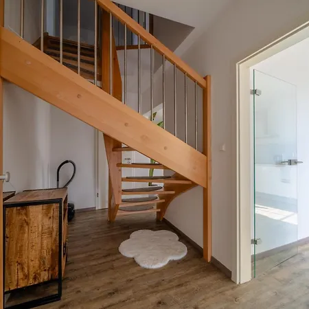 Апартаменты Aurora Schaar 1, 120qm, Wifi, Maisonette, Modern,2 Schlafzimmer, 1 Wohnzimmer Вильгельмсхафен