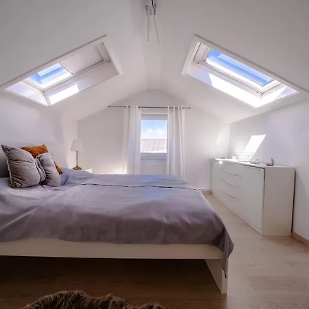 Aurora Schaar 1, 120qm, WiFi, Maisonette, Modern,2 Schlafzimmer, 1 Wohnzimmer